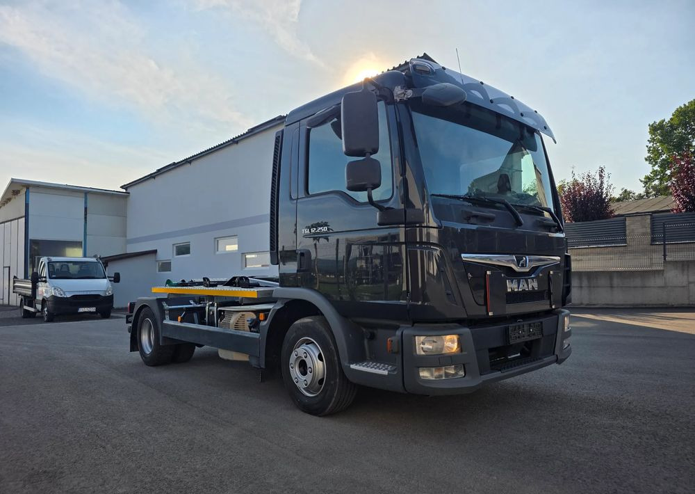 MAN TGL 12.250 nowe urządzenie hakowe SKIBICKI HKS 8/3300 ATEGO / TGM - Крюковой мультилифт: фото 1 MAN TGL 12.250 nowe urządzenie hakowe SKIBICKI HKS 8/3300 ATEGO / TGM - Крюковой мультилифт: фото 1