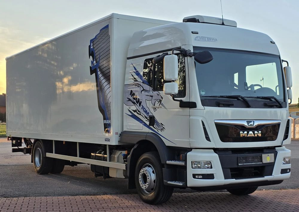 MAN TGM 15.290 / TGL / KONTENER / IZOTERMA / WINDA / KLIMA POSTOJOWA / 2019R / EURO 6 / PEŁEN SERWIS / 8200KG ŁADOWNOŚĆ / SPROWADZONY / ZADBANY / JAK NOWY / KSIĄŻKA SERWISOWA / E6 / 18 PALET - Грузовик с закрытым кузовом: фото 1 MAN TGM 15.290 / TGL / KONTENER / IZOTERMA / WINDA / KLIMA POSTOJOWA / 2019R / EURO 6 / PEŁEN SERWIS / 8200KG ŁADOWNOŚĆ / SPROWADZONY / ZADBANY / JAK NOWY / KSIĄŻKA SERWISOWA / E6 / 18 PALET - Грузовик с закрытым кузовом: фото 1