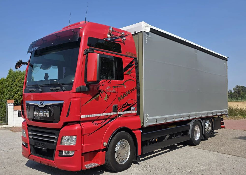 MAN TGX 26.500 / ALUMINIOWE FELGI / LIFT / 6X2 / KLIMA POSTOJOWA / 18PALET / E6 / FIRANKA / 17 TON ŁADOWNOŚĆ / WINDA / NISKI PRZEBIEG / JEDEN WŁAŚCICIEL / PODWIESZANA OŚ - Тентованный грузовик: фото 1 MAN TGX 26.500 / ALUMINIOWE FELGI / LIFT / 6X2 / KLIMA POSTOJOWA / 18PALET / E6 / FIRANKA / 17 TON ŁADOWNOŚĆ / WINDA / NISKI PRZEBIEG / JEDEN WŁAŚCICIEL / PODWIESZANA OŚ - Тентованный грузовик: фото 1