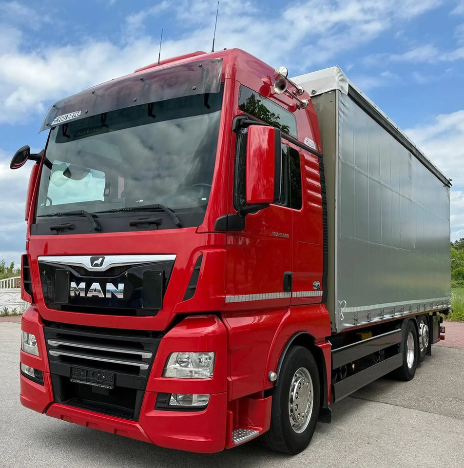 MAN TGX 26.500/LIFT/6X2/KLIMA POSTOJOWA/18PALET/E6/FIRANKA/WINDA/NISKI PRZEBIEG/JEDEN WŁAŚCICIEL/PODWIESZANA OŚ - Тентованный грузовик: фото 2 MAN TGX 26.500/LIFT/6X2/KLIMA POSTOJOWA/18PALET/E6/FIRANKA/WINDA/NISKI PRZEBIEG/JEDEN WŁAŚCICIEL/PODWIESZANA OŚ - Тентованный грузовик: фото 2