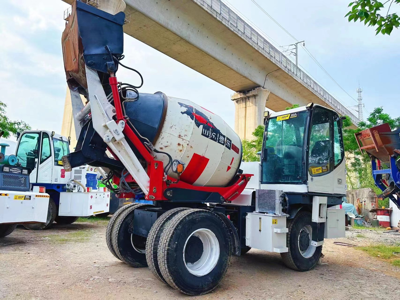 DEYI 2 cubic concrete mixer - Автобетоносмеситель: фото 4 DEYI 2 cubic concrete mixer - Автобетоносмеситель: фото 4