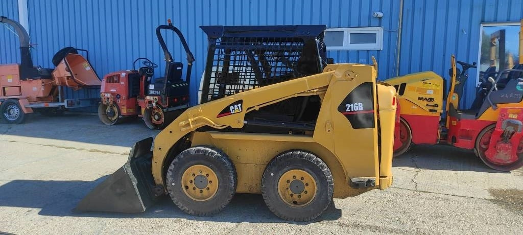 CAT 216 - Мини-погрузчик с бортовым поворотом: фото 2 CAT 216 - Мини-погрузчик с бортовым поворотом: фото 2