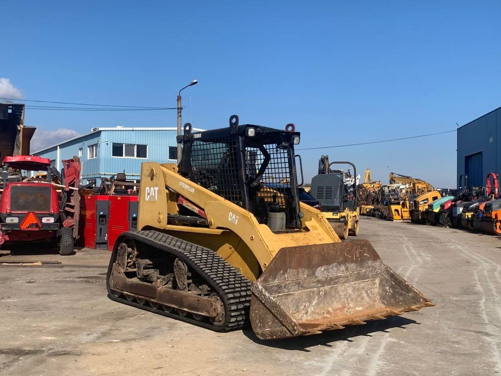 CAT 277 - Мини-погрузчик с бортовым поворотом: фото 2 CAT 277 - Мини-погрузчик с бортовым поворотом: фото 2