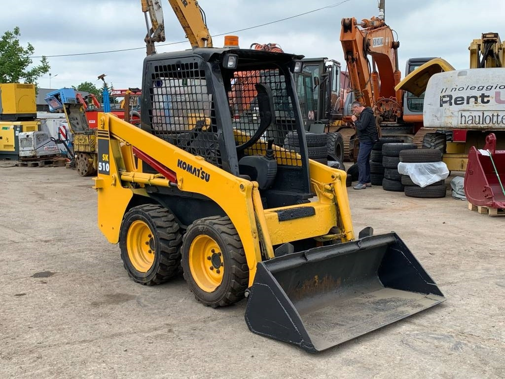 Komatsu SK 510 - Мини-погрузчик с бортовым поворотом: фото 1 Komatsu SK 510 - Мини-погрузчик с бортовым поворотом: фото 1