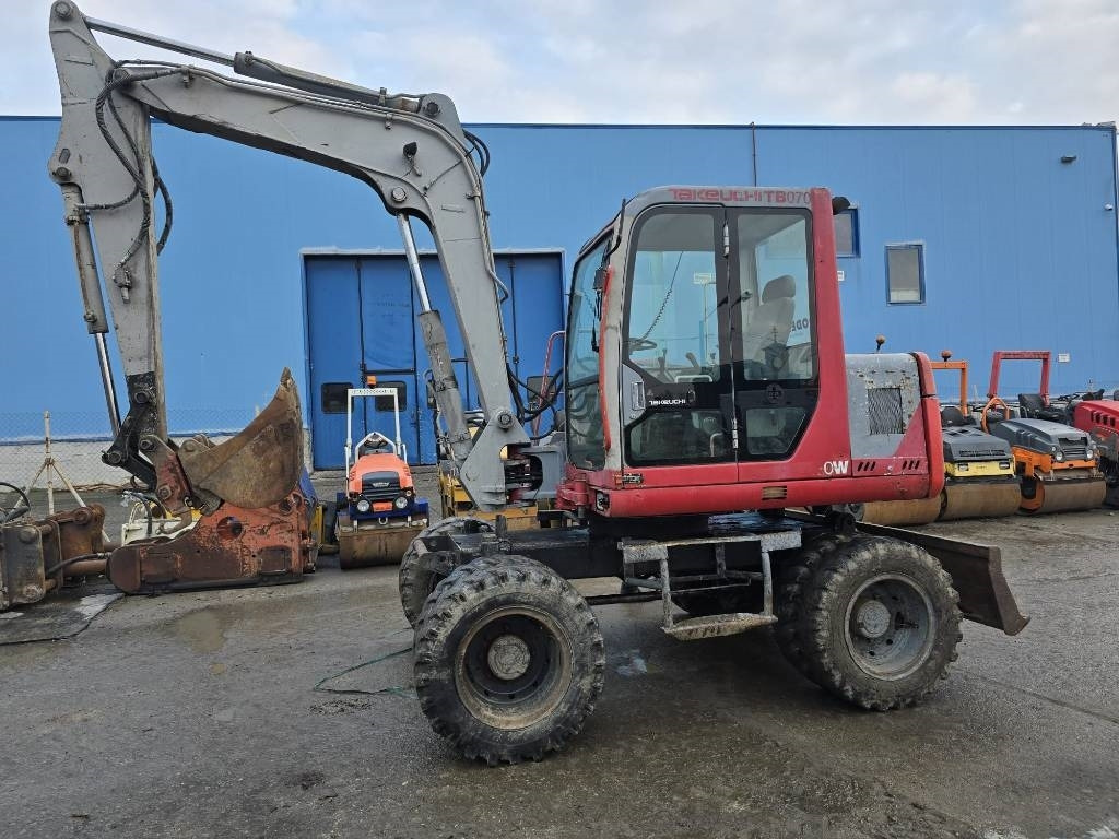 Takeuchi TB070W - Колёсный экскаватор: фото 1 Takeuchi TB070W - Колёсный экскаватор: фото 1
