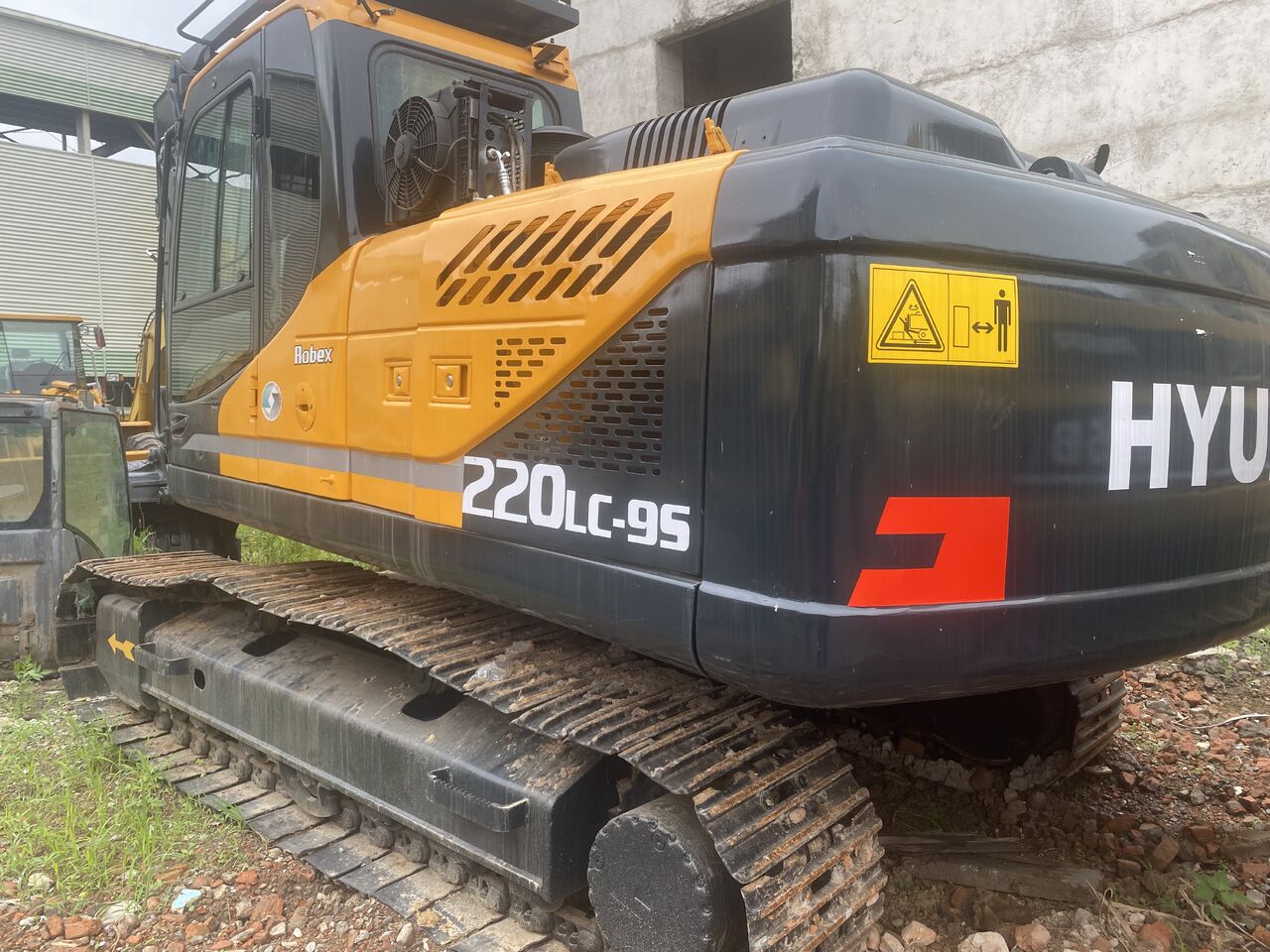 HYUNDAI R220LC-9S - Гусеничный экскаватор: фото 3 HYUNDAI R220LC-9S - Гусеничный экскаватор: фото 3