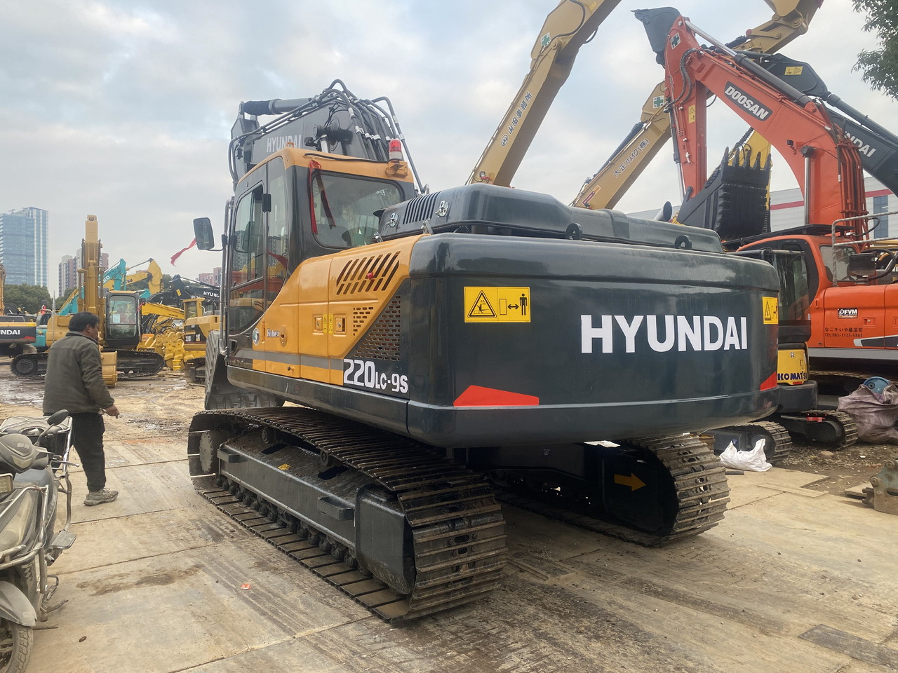 HYUNDAI R220LC-9S - Гусеничный экскаватор: фото 2 HYUNDAI R220LC-9S - Гусеничный экскаватор: фото 2