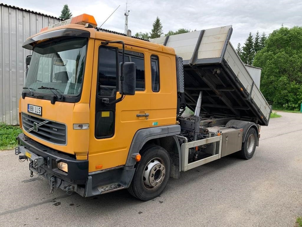 Volvo FL615 + HIAB 027-2 - Самосвал: фото 1 Volvo FL615 + HIAB 027-2 - Самосвал: фото 1