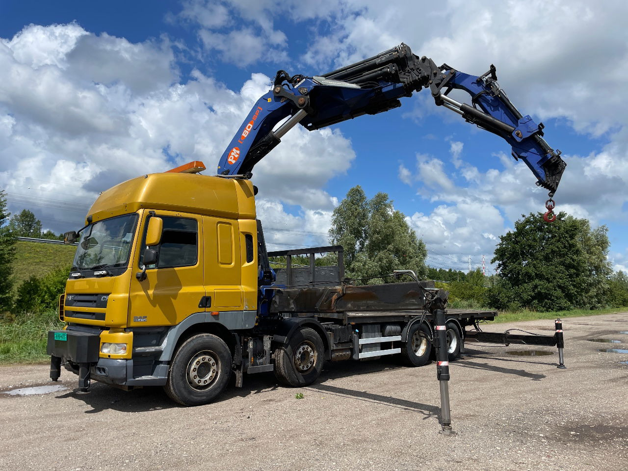 DAF CF 85.410 PM 80 crane laadkraan met jib en frontstempels - Автоманипулятор: фото 1 DAF CF 85.410 PM 80 crane laadkraan met jib en frontstempels - Автоманипулятор: фото 1