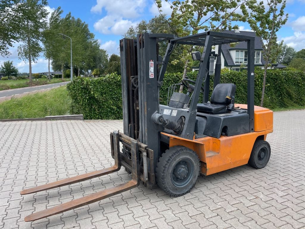 Nissan FJ02A25U 2.5 ton diesel triplo freelift heftruck - Вилочный погрузчик: фото 1 Nissan FJ02A25U 2.5 ton diesel triplo freelift heftruck - Вилочный погрузчик: фото 1