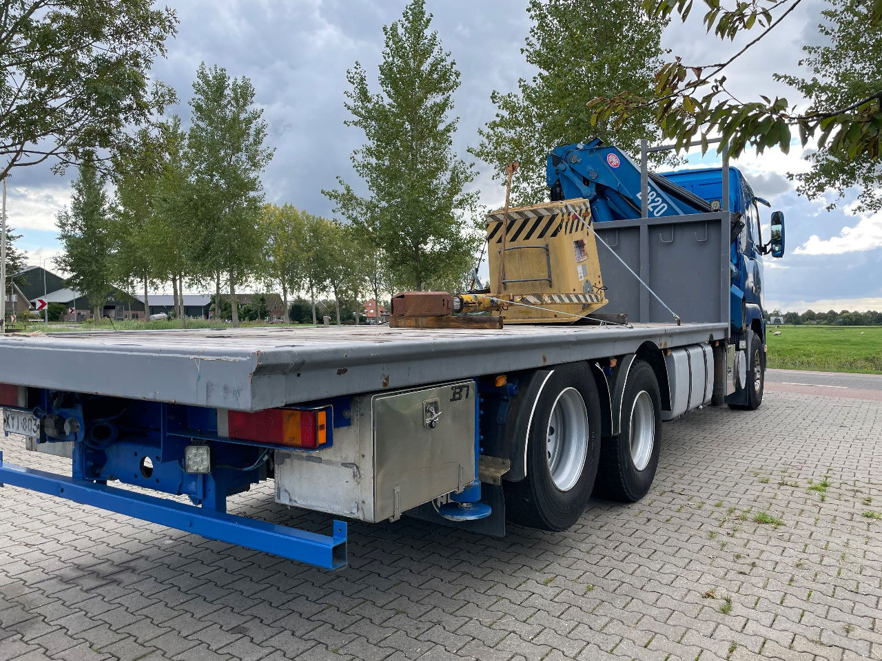 Volvo FH 16 FH16 420 with HMF 2820 crane with jib and front stamps Very Good Condition - Автоманипулятор: фото 5 Volvo FH 16 FH16 420 with HMF 2820 crane with jib and front stamps Very Good Condition - Автоманипулятор: фото 5