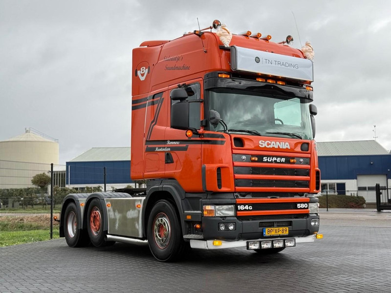 Scania R 164 GA 6X2/4 NA 580 SHOW TRUCK, GESTUURDE VOORLOPER, COMPLEET, TOP. - Тягач: фото 1 Scania R 164 GA 6X2/4 NA 580 SHOW TRUCK, GESTUURDE VOORLOPER, COMPLEET, TOP. - Тягач: фото 1