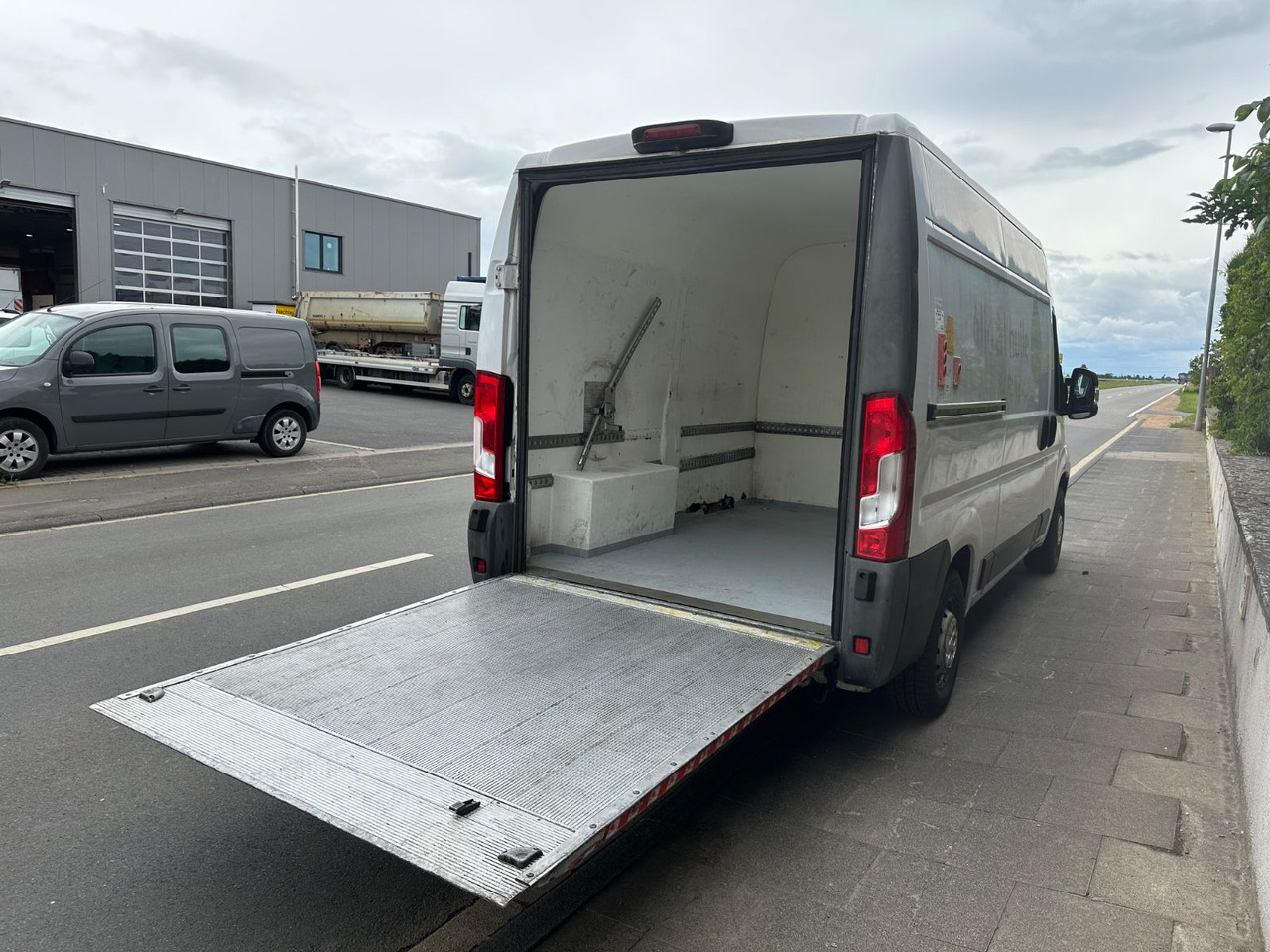 Fiat Ducato130*Automatik*Ladebordwand/LBW 500Kg - Цельнометаллический фургон: фото 3 Fiat Ducato130*Automatik*Ladebordwand/LBW 500Kg - Цельнометаллический фургон: фото 3