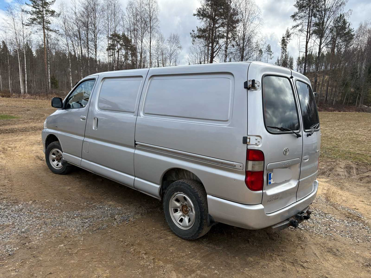 Van Toyota Hiace 2.5 - Цельнометаллический фургон: фото 5 Van Toyota Hiace 2.5 - Цельнометаллический фургон: фото 5