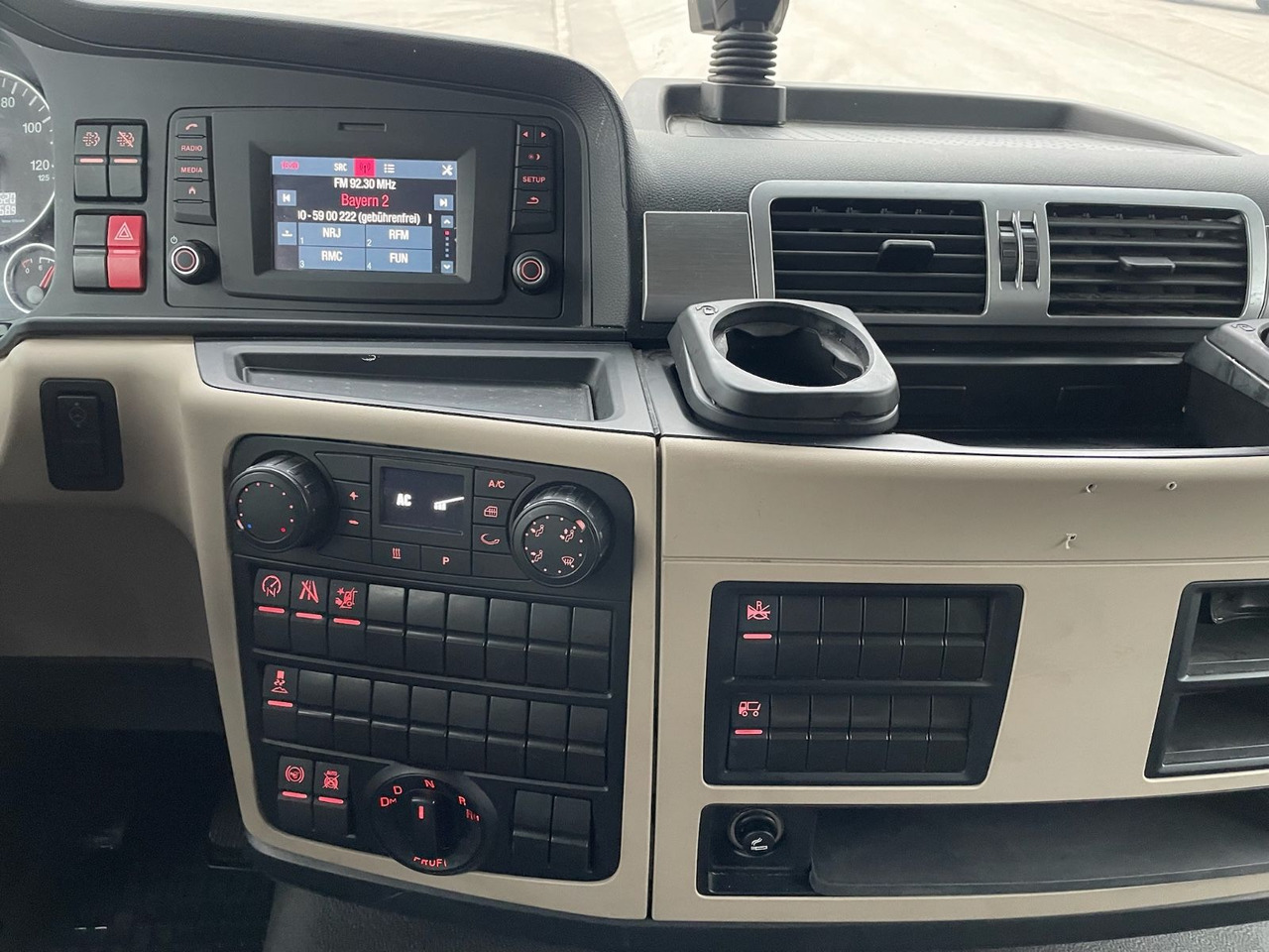 Малотоннажный фургон MAN TGL 8.190 4x2 BL Koffer/LBW/PALFINGER/AC/EU6d: фото 17 Малотоннажный фургон MAN TGL 8.190 4x2 BL Koffer/LBW/PALFINGER/AC/EU6d: фото 17