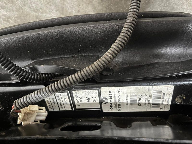 Liebherr A308 / A900B Li / A900C Li / A900C ZW / A904C Li / A914B Li / A914C li / A924B Li / A924C Li / A934B Li / A934C Li / A944B Li / - Сиденье: фото 3 Liebherr A308 / A900B Li / A900C Li / A900C ZW / A904C Li / A914B Li / A914C li / A924B Li / A924C Li / A934B Li / A934C Li / A944B Li / - Сиденье: фото 3