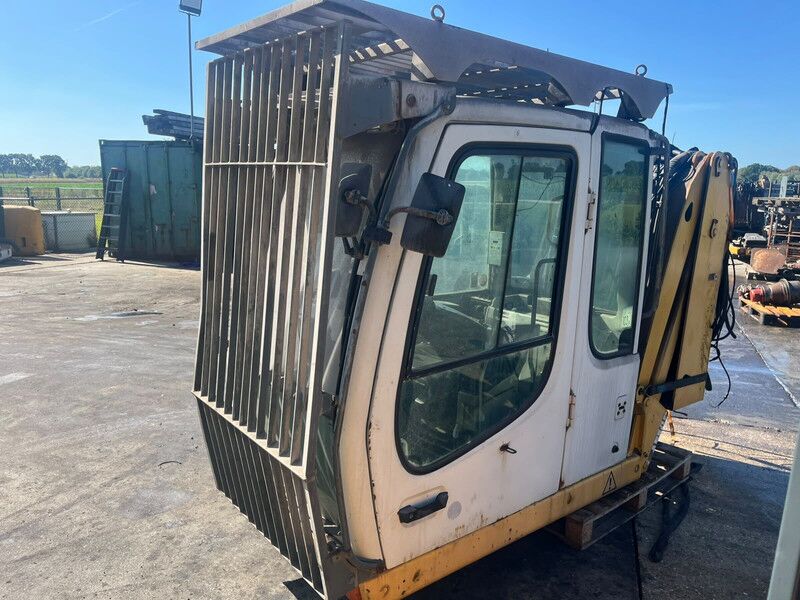 Liebherr A904C Li - Кабина и интерьер: фото 1 Liebherr A904C Li - Кабина и интерьер: фото 1