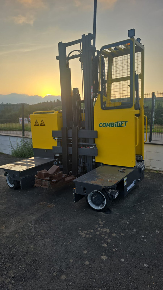 COMBILIFT C3000STE - Четырехсторонний погрузчик: фото 1 COMBILIFT C3000STE - Четырехсторонний погрузчик: фото 1