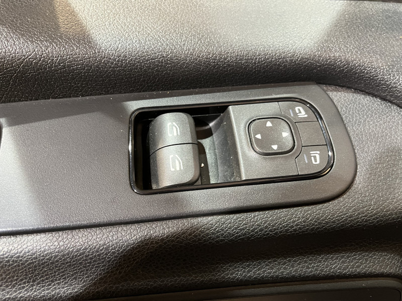 Малотоннажный бортовой грузовик Mercedes-Benz Sprinter 315 CDI L3 RWD Open Laadbak / Euro 6 / Airco / MBUX / CarPlay / Navigatie / 3-Zits / 75.200 KM !! / BPM VRIJ !!: фото 10