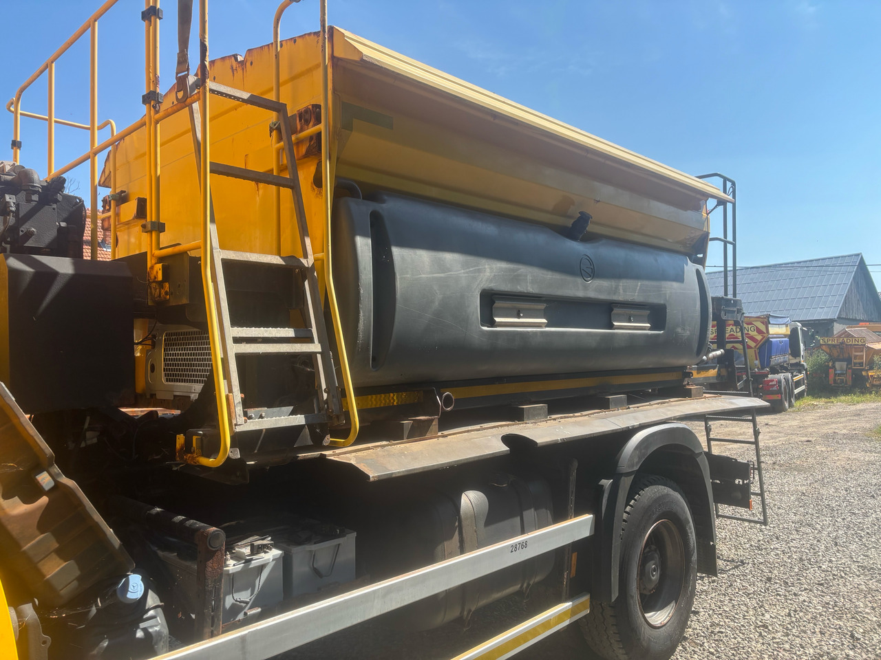 MERCEDES AROCS 1824 4x4BB GRITTER/SPREADER/PLOUGH - Снегоуборочная машина: фото 3 MERCEDES AROCS 1824 4x4BB GRITTER/SPREADER/PLOUGH - Снегоуборочная машина: фото 3