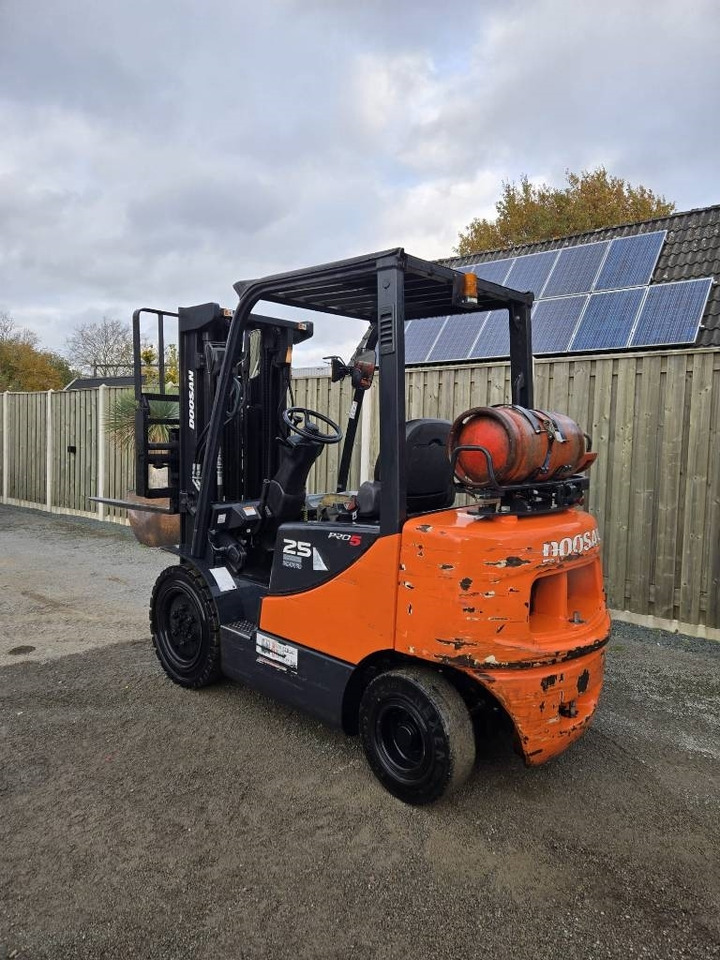 Doosan G 25 E-5 - Газовый погрузчик: фото 2 Doosan G 25 E-5 - Газовый погрузчик: фото 2