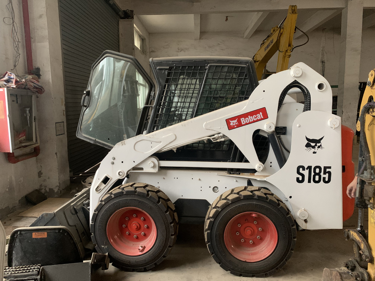 BOBCAT S185 - Мини-погрузчик с бортовым поворотом: фото 1 BOBCAT S185 - Мини-погрузчик с бортовым поворотом: фото 1