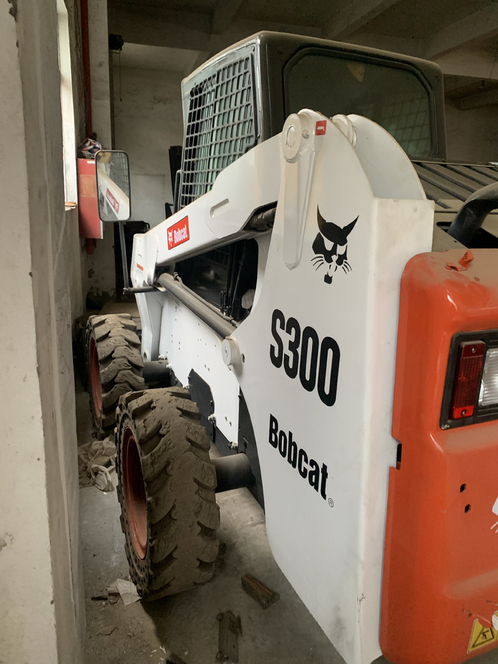 BOBCAT S300 - Мини-погрузчик с бортовым поворотом: фото 3 BOBCAT S300 - Мини-погрузчик с бортовым поворотом: фото 3