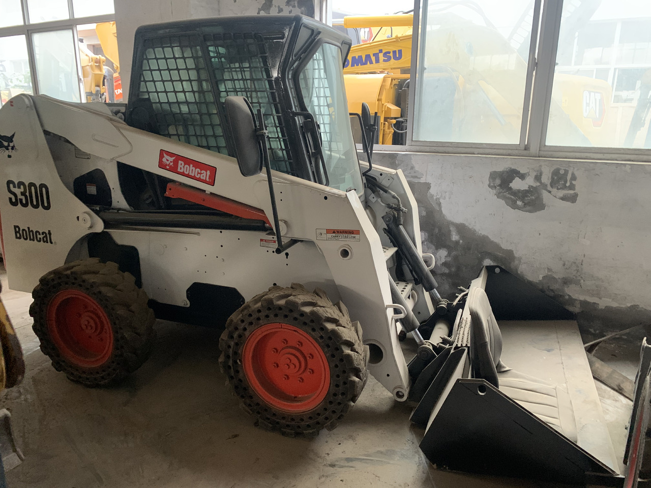 BOBCAT S300 - Мини-погрузчик с бортовым поворотом: фото 1 BOBCAT S300 - Мини-погрузчик с бортовым поворотом: фото 1
