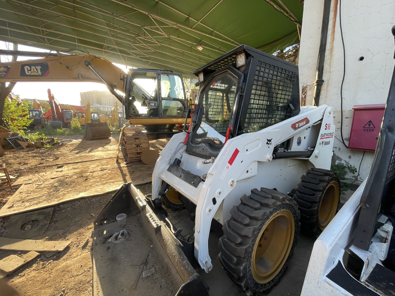 Bobcat S16 Skid-Steer Loader - Мини-погрузчик с бортовым поворотом: фото 2 Bobcat S16 Skid-Steer Loader - Мини-погрузчик с бортовым поворотом: фото 2