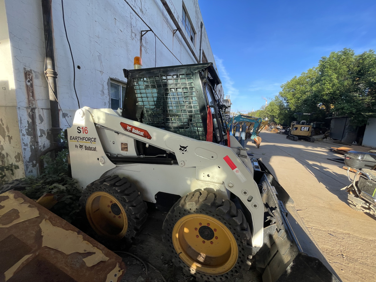 Bobcat S16 Skid-Steer Loader - Мини-погрузчик с бортовым поворотом: фото 1 Bobcat S16 Skid-Steer Loader - Мини-погрузчик с бортовым поворотом: фото 1