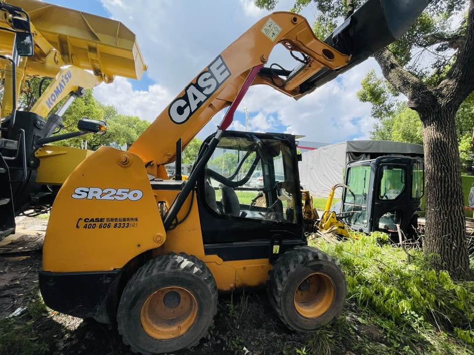 CASE SR250 - Мини-погрузчик с бортовым поворотом: фото 3 CASE SR250 - Мини-погрузчик с бортовым поворотом: фото 3