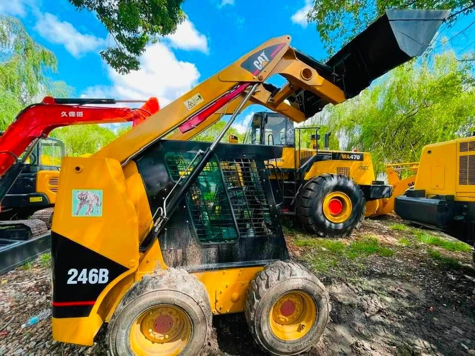 CAT 246B - Мини-погрузчик с бортовым поворотом: фото 1 CAT 246B - Мини-погрузчик с бортовым поворотом: фото 1