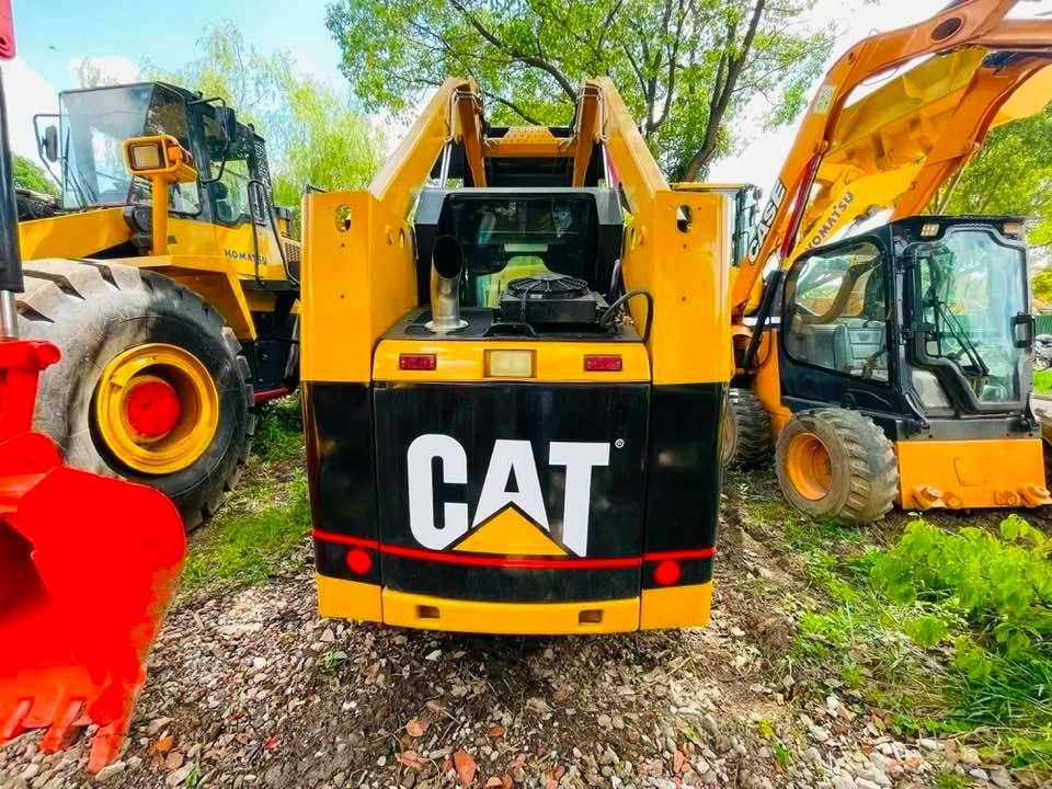 CAT 246B - Мини-погрузчик с бортовым поворотом: фото 5 CAT 246B - Мини-погрузчик с бортовым поворотом: фото 5