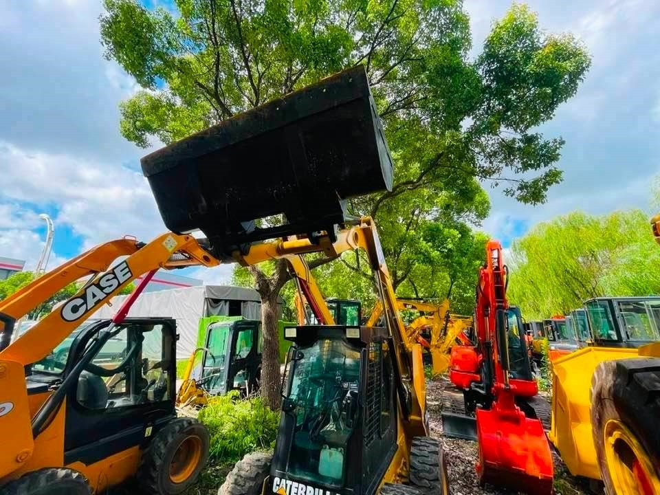 CAT 246B - Мини-погрузчик с бортовым поворотом: фото 4 CAT 246B - Мини-погрузчик с бортовым поворотом: фото 4