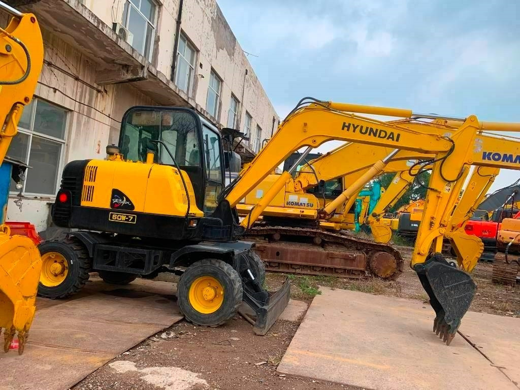 Hyundai Robex 60 W-7  - Колёсный экскаватор: фото 1 Hyundai Robex 60 W-7  - Колёсный экскаватор: фото 1