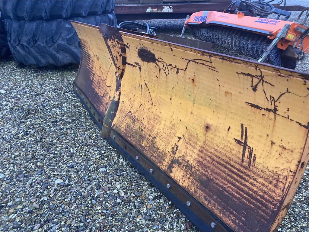 COMBI V-PLOV 3000MM - Отвал для снега для Сельскохозяйственной техники: фото 2 COMBI V-PLOV 3000MM - Отвал для снега для Сельскохозяйственной техники: фото 2