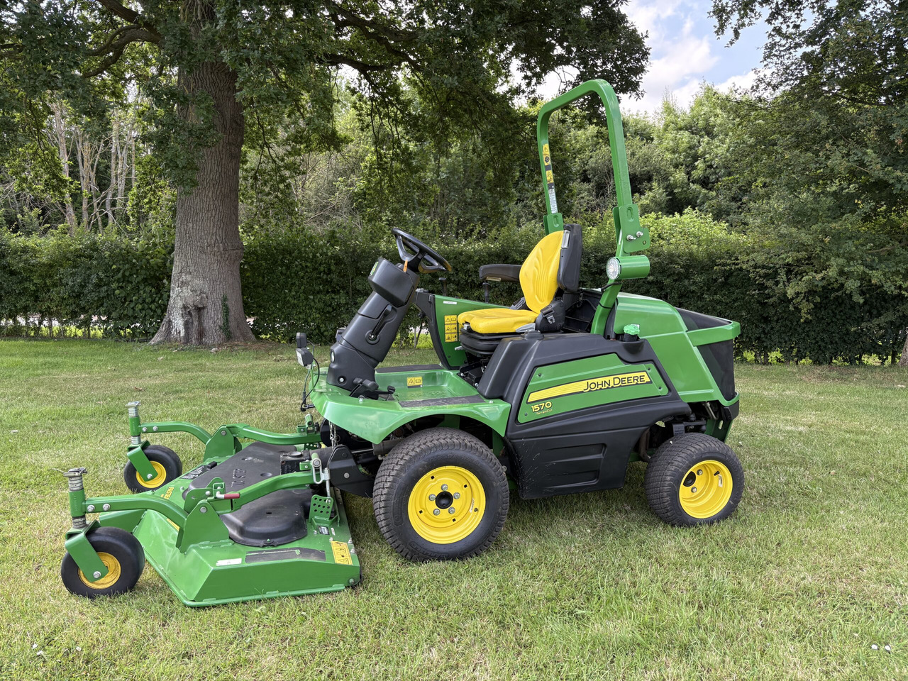 John Deere 1570 C/W 60" rear discharge deck - Газонокосилка: фото 1 John Deere 1570 C/W 60" rear discharge deck - Газонокосилка: фото 1