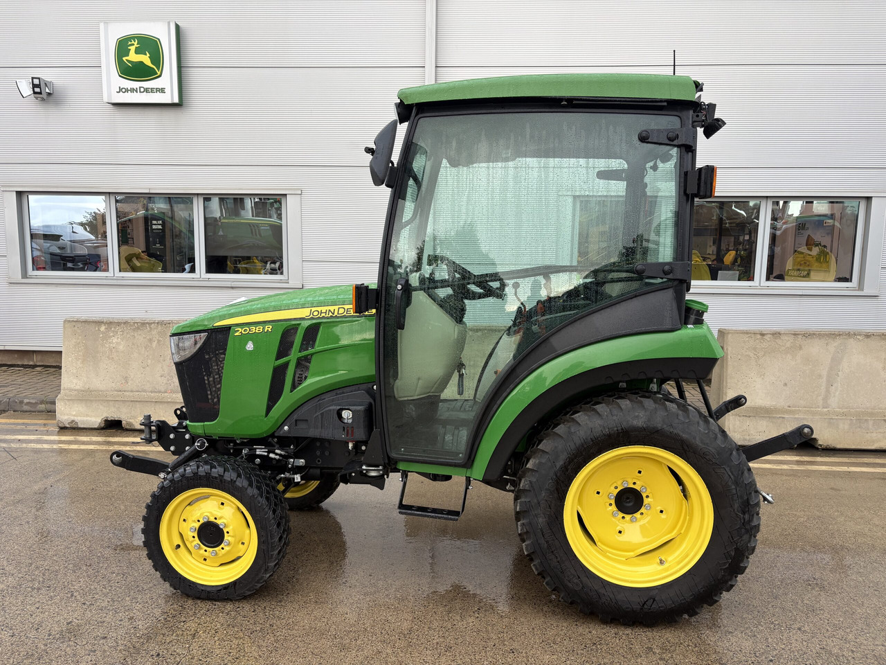 John Deere 2038R Compact Tractor - Минитрактор: фото 1 John Deere 2038R Compact Tractor - Минитрактор: фото 1