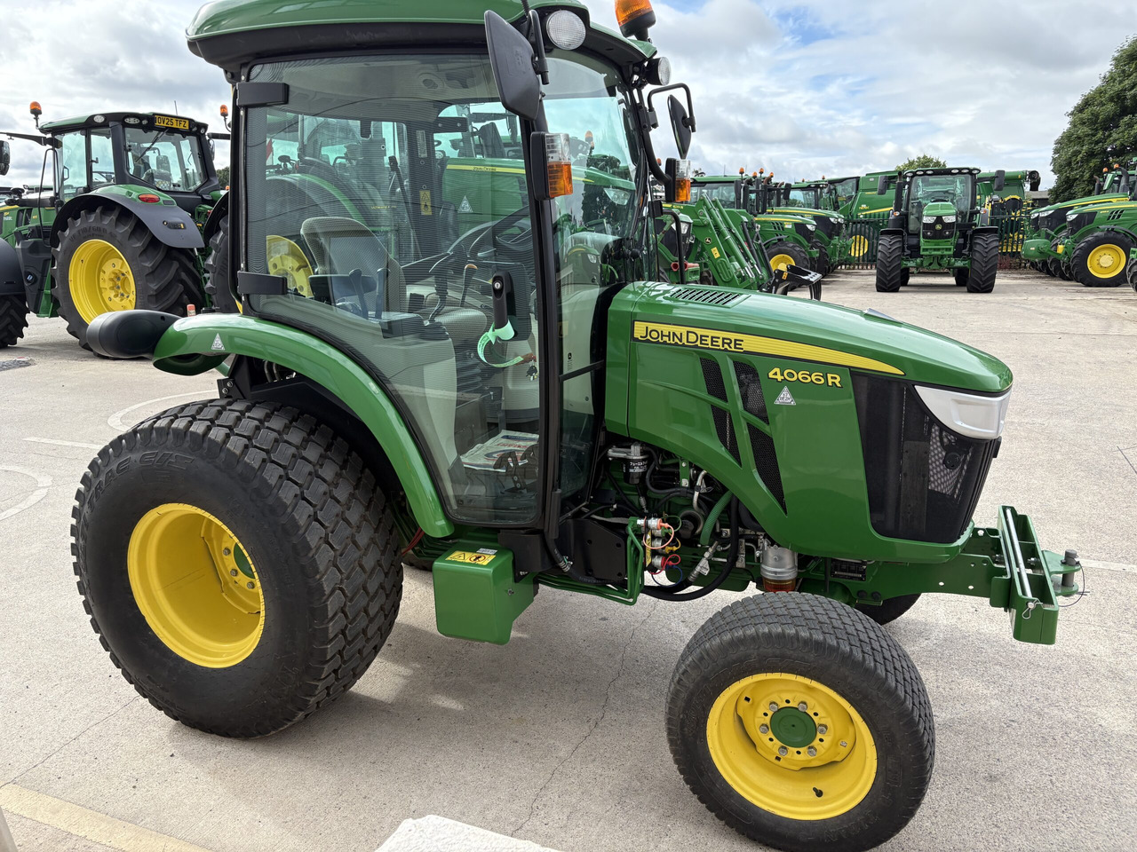 John Deere 4066R Compact Tractor - Минитрактор: фото 3 John Deere 4066R Compact Tractor - Минитрактор: фото 3