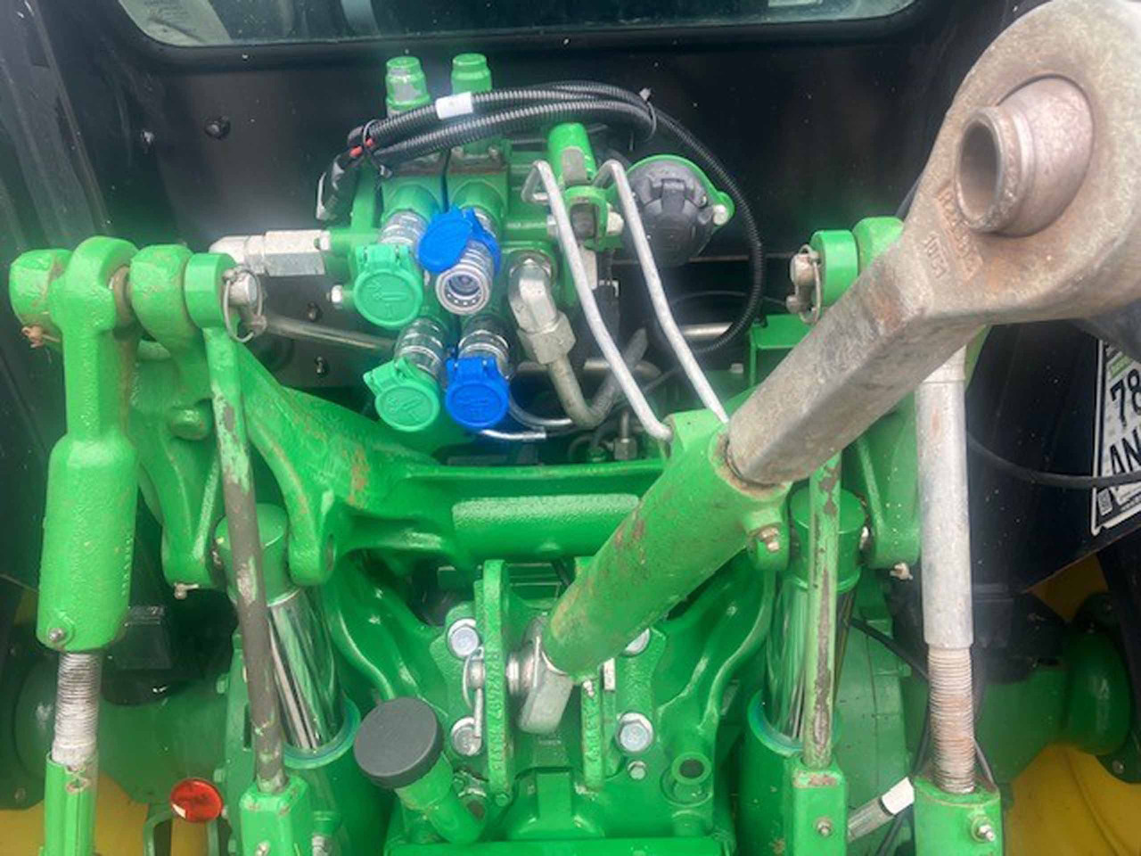 Трактор John Deere 5085M: фото 8