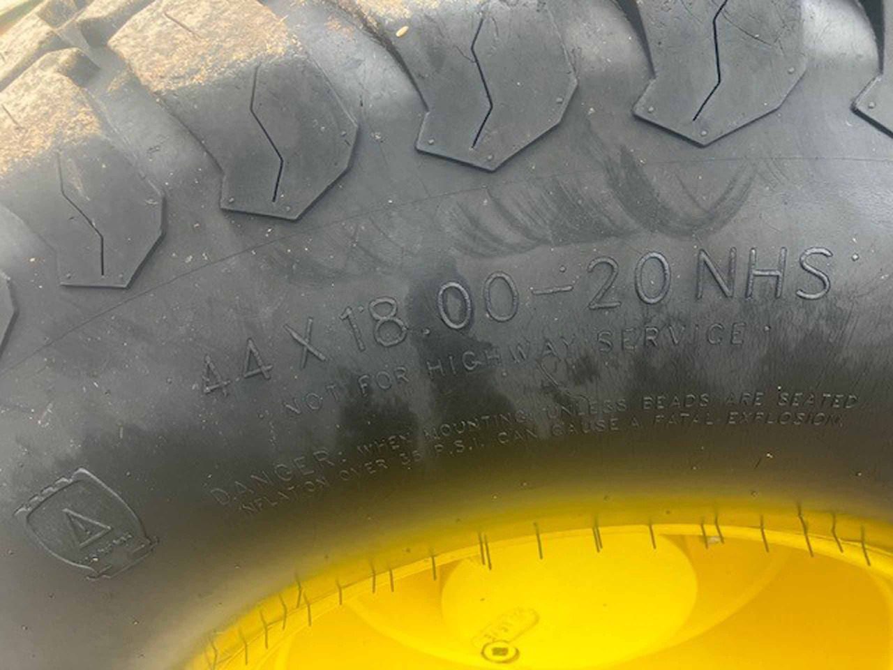 Трактор John Deere 5085M: фото 9