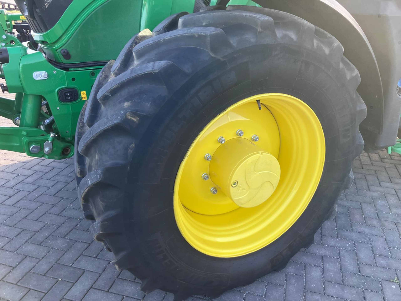 John Deere 6R 155 - Трактор: фото 2 John Deere 6R 155 - Трактор: фото 2