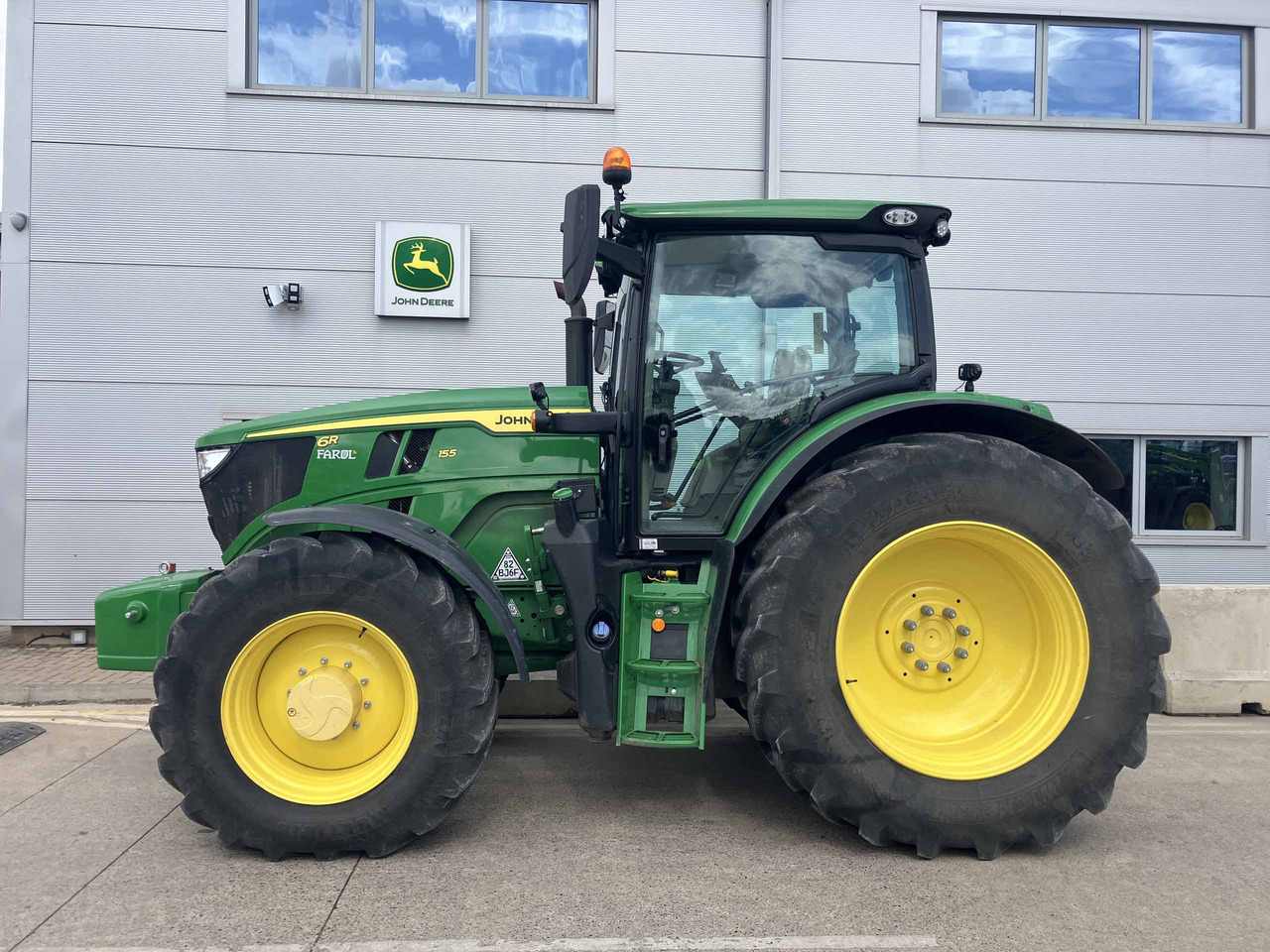 John Deere 6R 155 - Трактор: фото 2 John Deere 6R 155 - Трактор: фото 2
