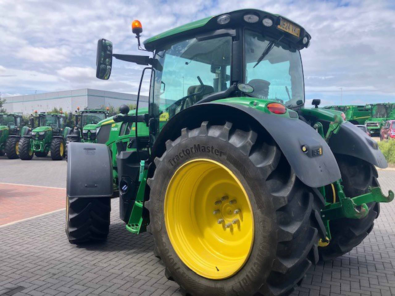 John Deere 6R 155 - Трактор: фото 4 John Deere 6R 155 - Трактор: фото 4