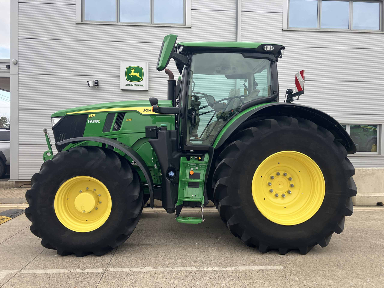 John Deere 6R 215 - Трактор: фото 2 John Deere 6R 215 - Трактор: фото 2