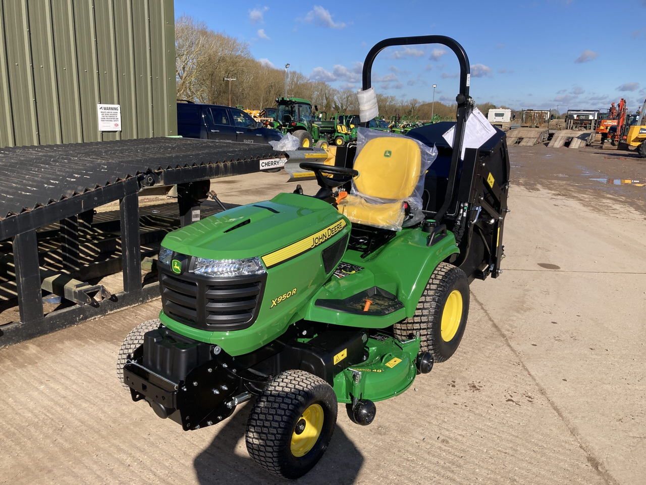 Новый Газонокосилка John Deere X950R ride on cut and collect mower: фото 1
