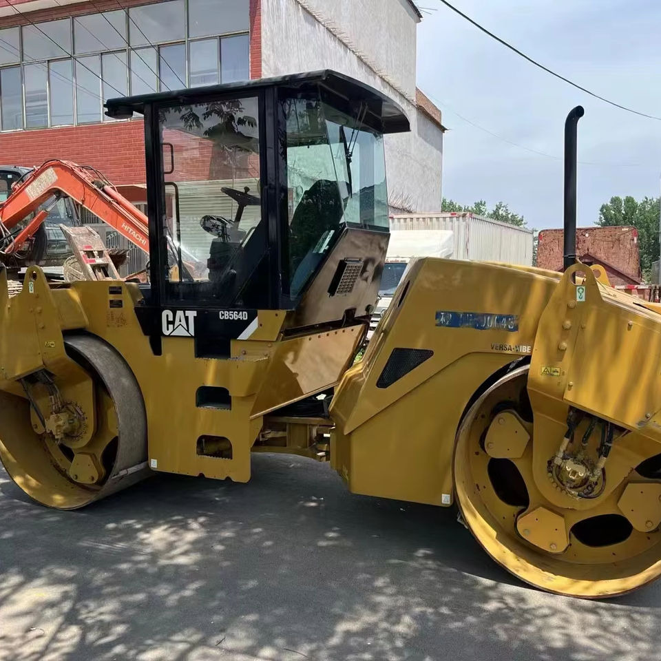 Caterpillar CB564D Double Drum Road Roller 7 Ton Weight With Core Components Engine and Bearing Essential Road Machinery - Дорожный каток: фото 1 Caterpillar CB564D Double Drum Road Roller 7 Ton Weight With Core Components Engine and Bearing Essential Road Machinery - Дорожный каток: фото 1