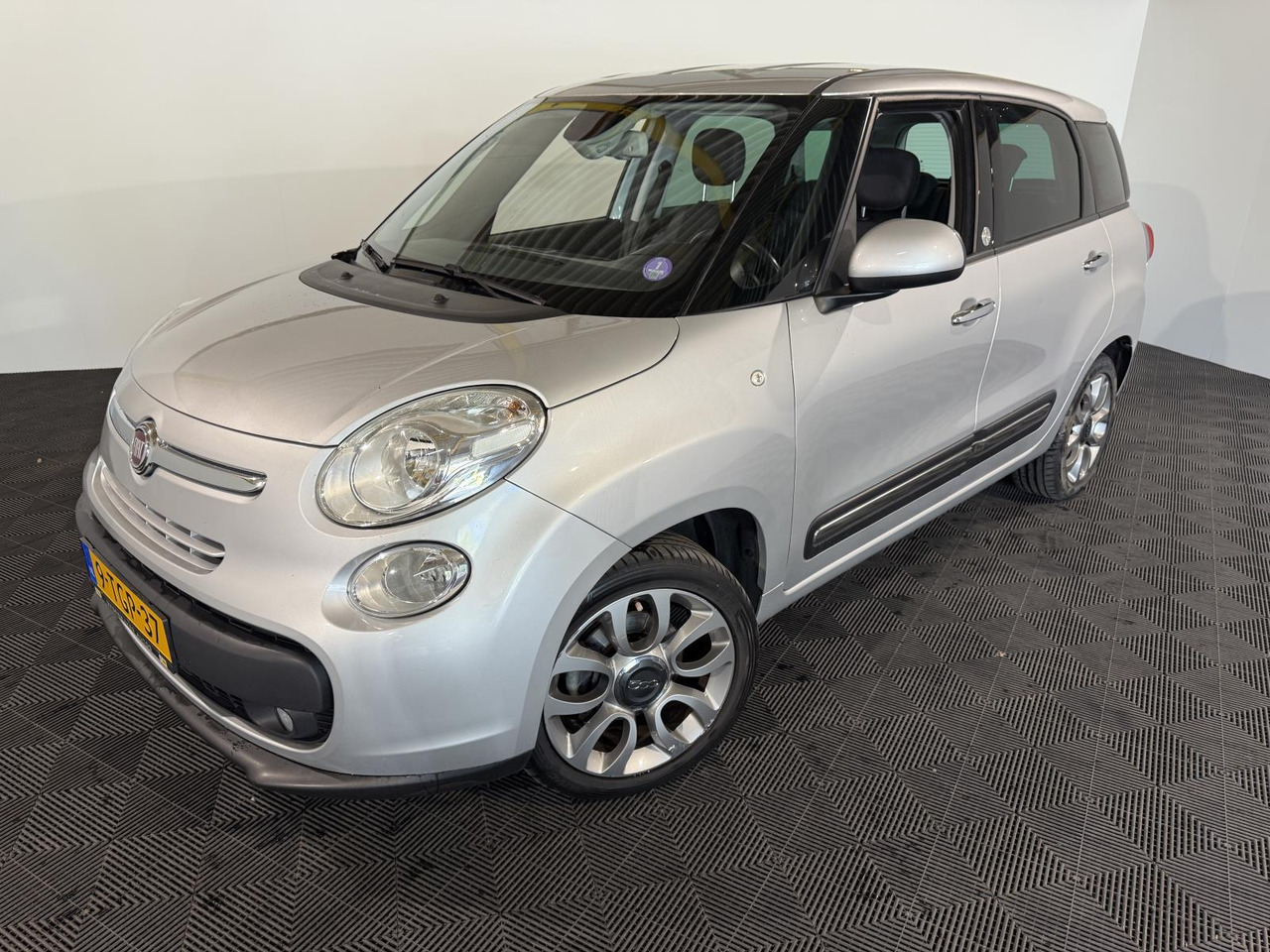Fiat 500 L Living 0.9 TwinAir Lounge 7p. 9-TGP-37 172.608 km - Легковой автомобиль: фото 1 Fiat 500 L Living 0.9 TwinAir Lounge 7p. 9-TGP-37 172.608 km - Легковой автомобиль: фото 1