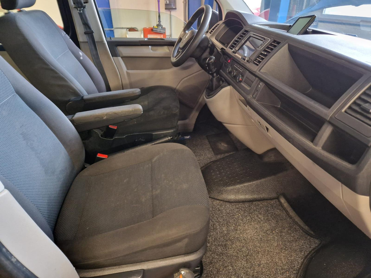 Volkswagen | Transporter | 2.0 TDI L1H2 Highline | 2018 | 251.292 km | V731RR | Logisch - Грузопассажирский фургон: фото 2 Volkswagen | Transporter | 2.0 TDI L1H2 Highline | 2018 | 251.292 km | V731RR | Logisch - Грузопассажирский фургон: фото 2