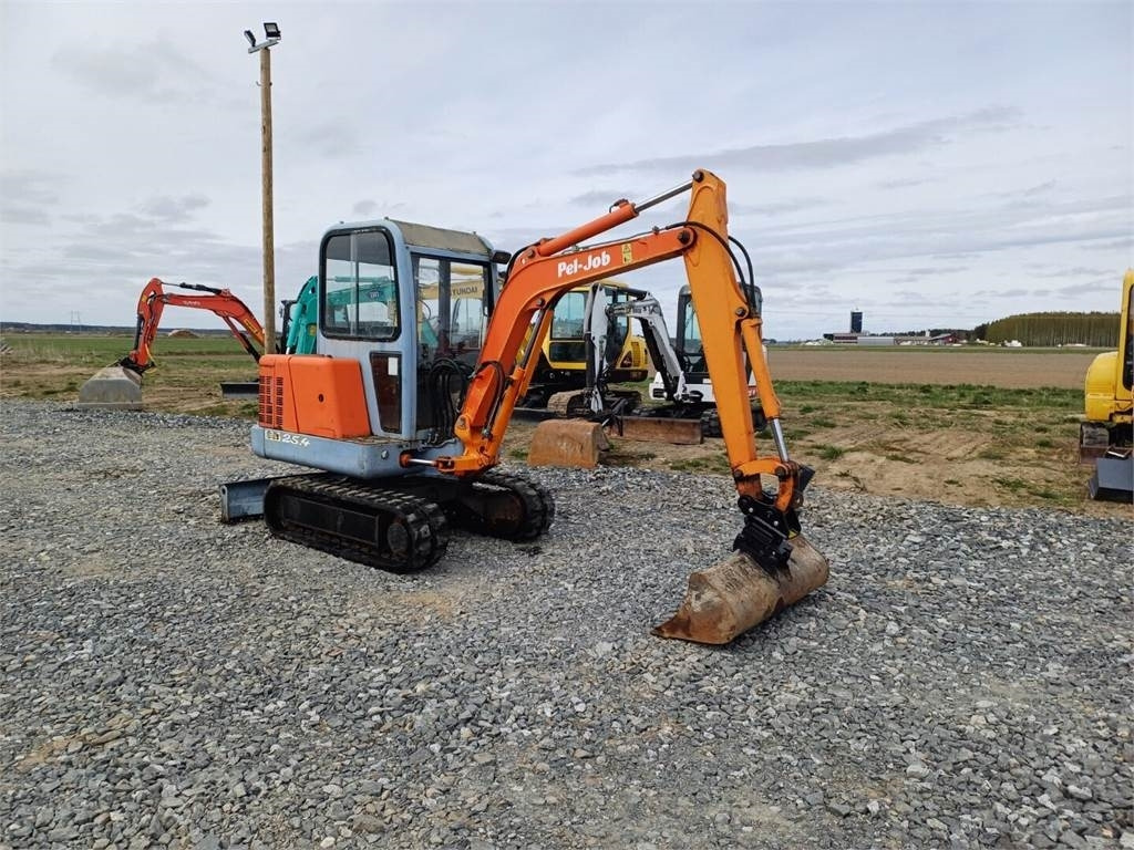 Pel-Job Volvo EB25.4 kallistuvalla liittimellä - Мини-экскаватор: фото 5 Pel-Job Volvo EB25.4 kallistuvalla liittimellä - Мини-экскаватор: фото 5